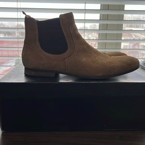 Men’s tan suede Chelsea boots